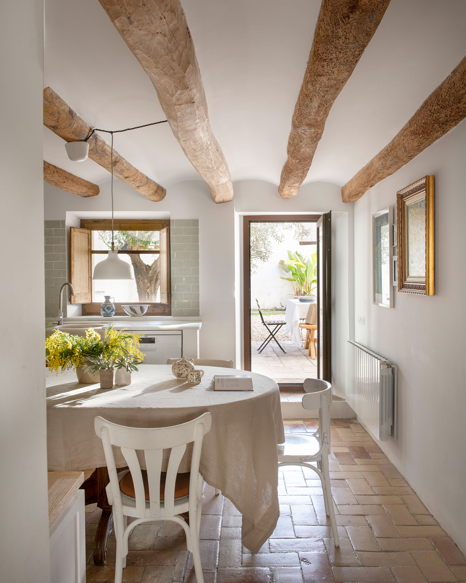 cuisine avec poutres décoration rustique chic maison de village catalane Casa Maltesa cuisine avec poutres décoration rustique chic maison de village catalane Casa Maltesa