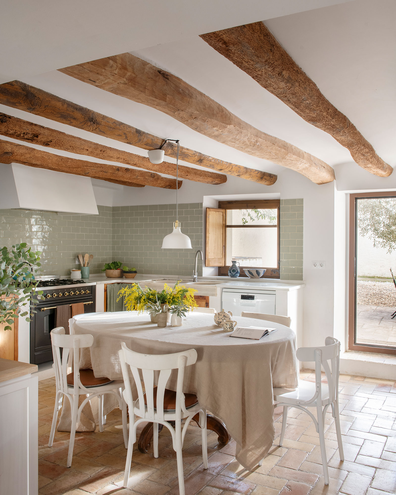 cuisine avec poutres décoration rustique chic maison de village catalane Casa Maltesa cuisine avec poutres décoration rustique chic maison de village catalane Casa Maltesa