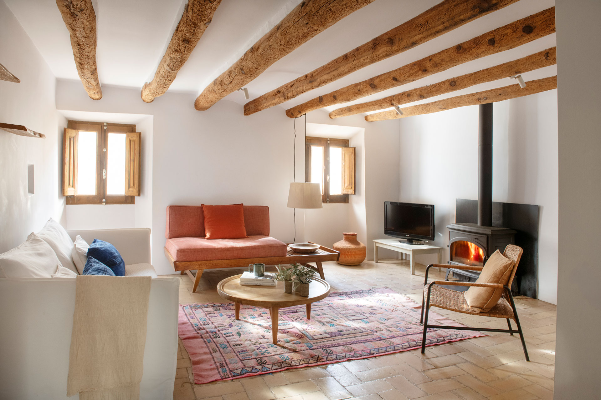 salon avec poêle et avec poutres décoration rustique chic maison de village catalane Casa Maltesa salon avec poêle et avec poutres décoration rustique chic maison de village catalane Casa Maltesa