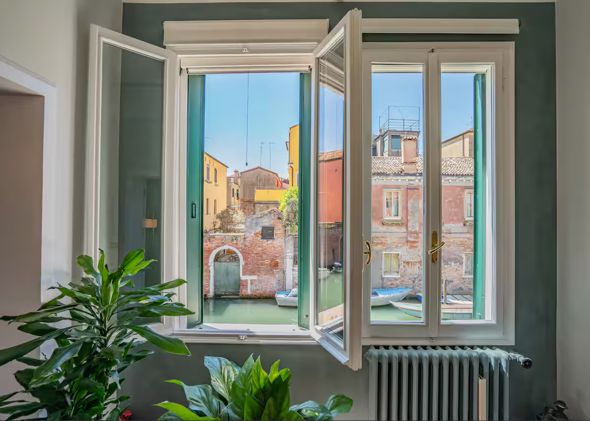 living room canal view house in Venice Casa della Sensa living room canal view house in Venice Casa della Sensa