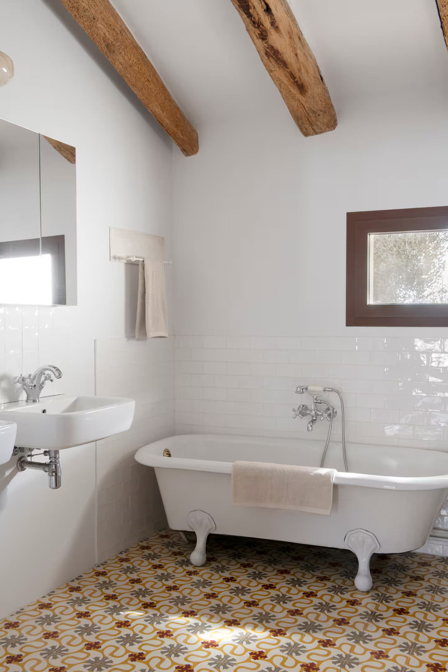 salle de bain rétro avec poutres décoration rustique chic maison de village catalane Casa Maltesa salle de bain rétro avec poutres décoration rustique chic maison de village catalane Casa Maltesa