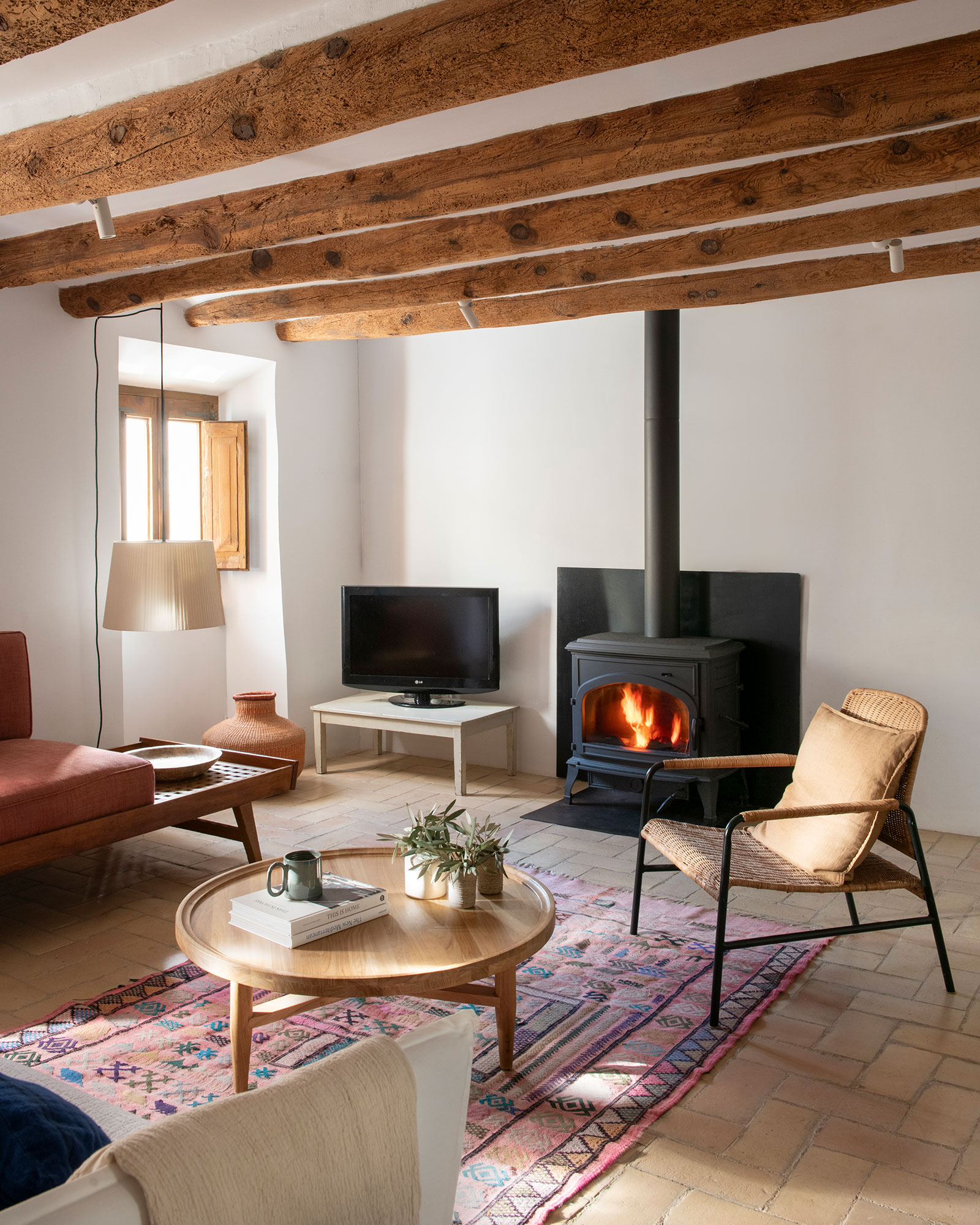 salon avec poêle et avec poutres décoration rustique chic maison de village catalane Casa Maltesa salon avec poêle et avec poutres décoration rustique chic maison de village catalane Casa Maltesa