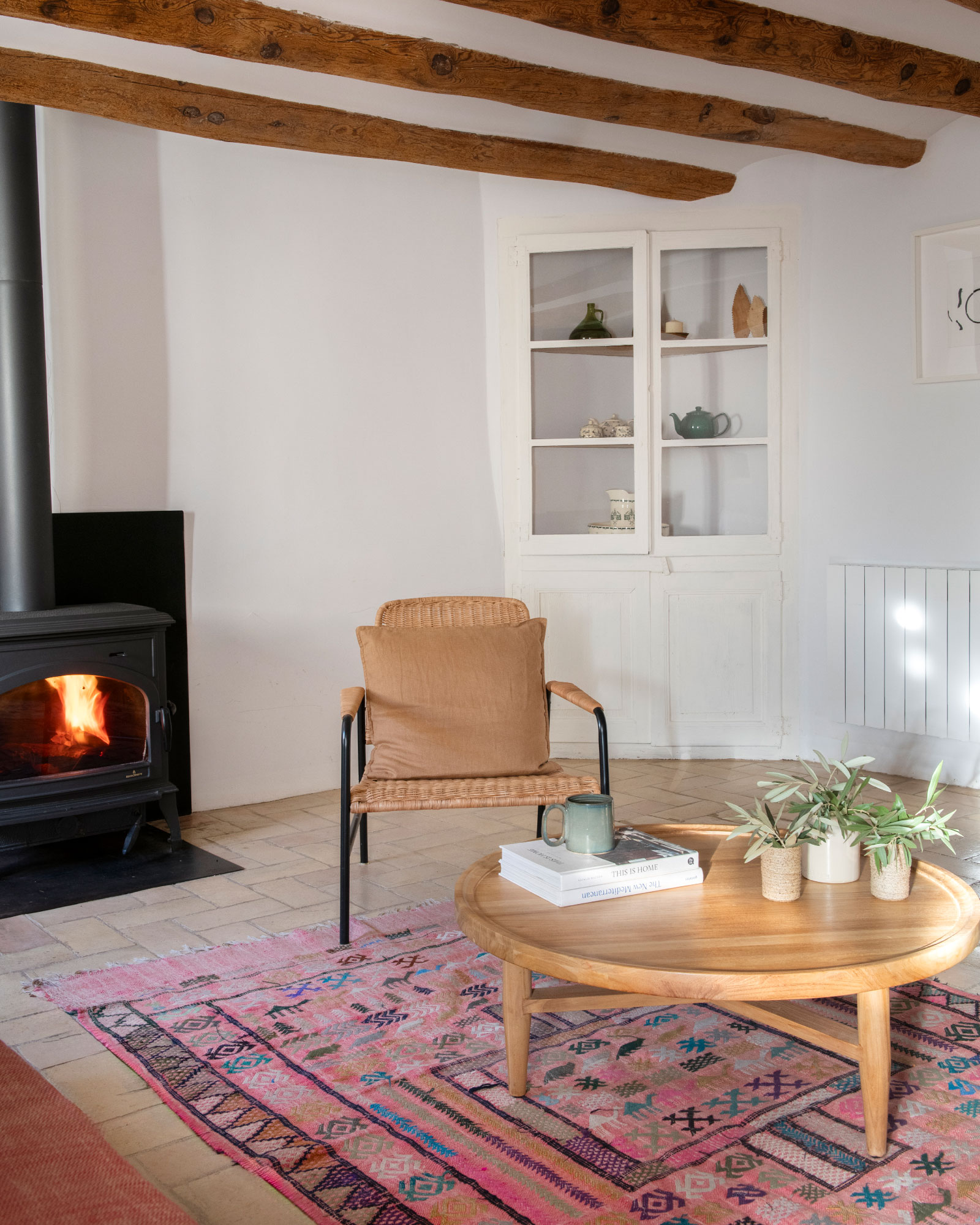 salon avec poêle et avec poutres décoration rustique chic maison de village catalane Casa Maltesa salon avec poêle et avec poutres décoration rustique chic maison de village catalane Casa Maltesa