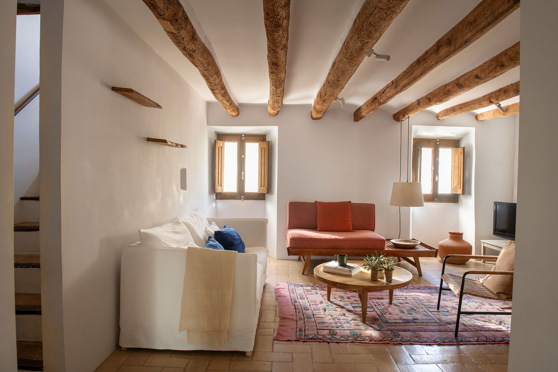 salon avec poêle et avec poutres décoration rustique chic maison de village catalane Casa Maltesa salon avec poêle et avec poutres décoration rustique chic maison de village catalane Casa Maltesa