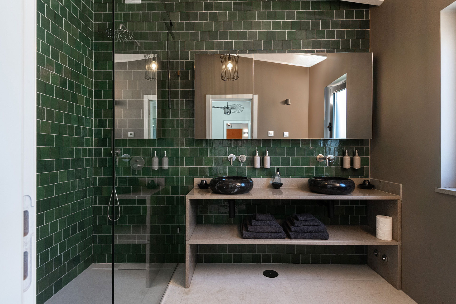 salle de bain carrelage vert décoration contemporaine Casa Dima Algarve salle de bain carrelage vert décoration contemporaine Casa Dima Algarve