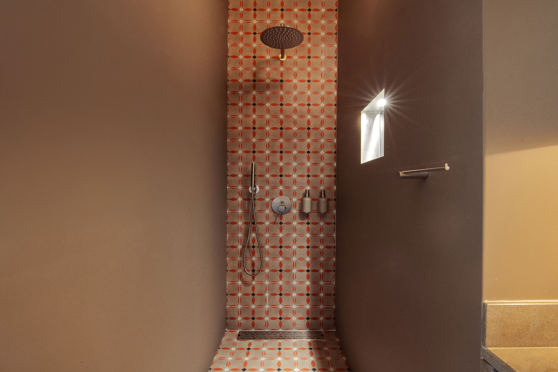 salle de bain carrelage marron et rouge décoration contemporaine Casa Dima Algarve salle de bain carrelage marron et rouge décoration contemporaine Casa Dima Algarve