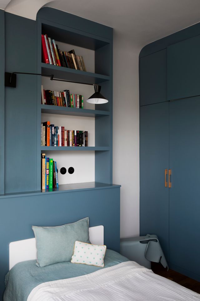 chambre ado bleue décoration contemporaine maison années 30 rénovée près de Paris par Camille Hermand Photo : ©Pauline Legoff