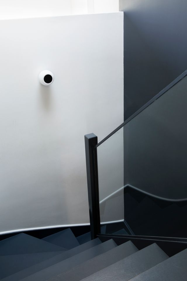 escalier maison années 30 rénovée près de Paris par Camille Hermand Photo : ©Pauline Legoff