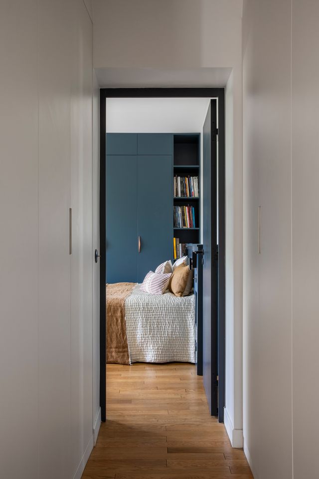 chambre bleue décoration contemporaine maison années 30 rénovée près de Paris par Camille Hermand Photo : ©Pauline Legoff