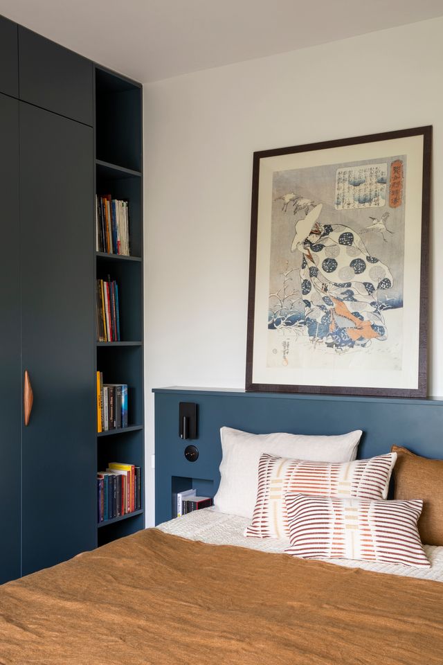 chambre bleue décoration contemporaine maison années 30 rénovée près de Paris par Camille Hermand Photo : ©Pauline Legoff