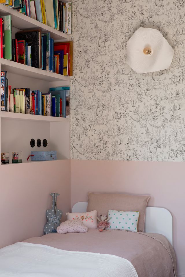 chambre rose enfant décoration contemporaine maison années 30 rénovée près de Paris par Camille Hermand Photo : ©Pauline Legoff
