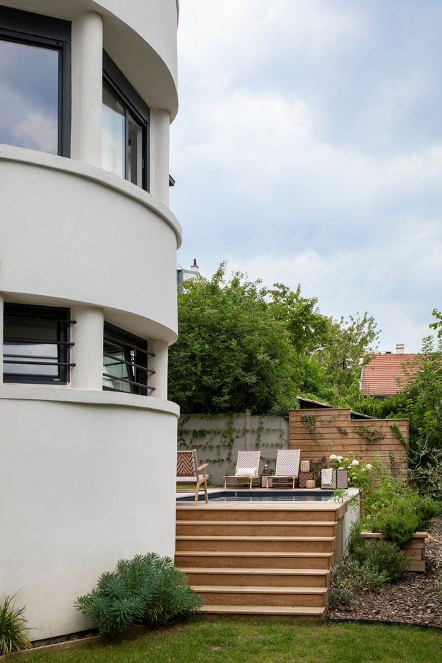 jardin avec piscine maison années 30 rénovée près de Paris par Camille Hermand Photo : ©Pauline Legoff