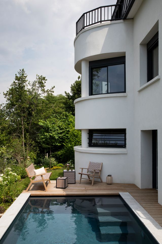 jardin avec piscine maison années 30 rénovée près de Paris par Camille Hermand Photo : ©Pauline Legoff