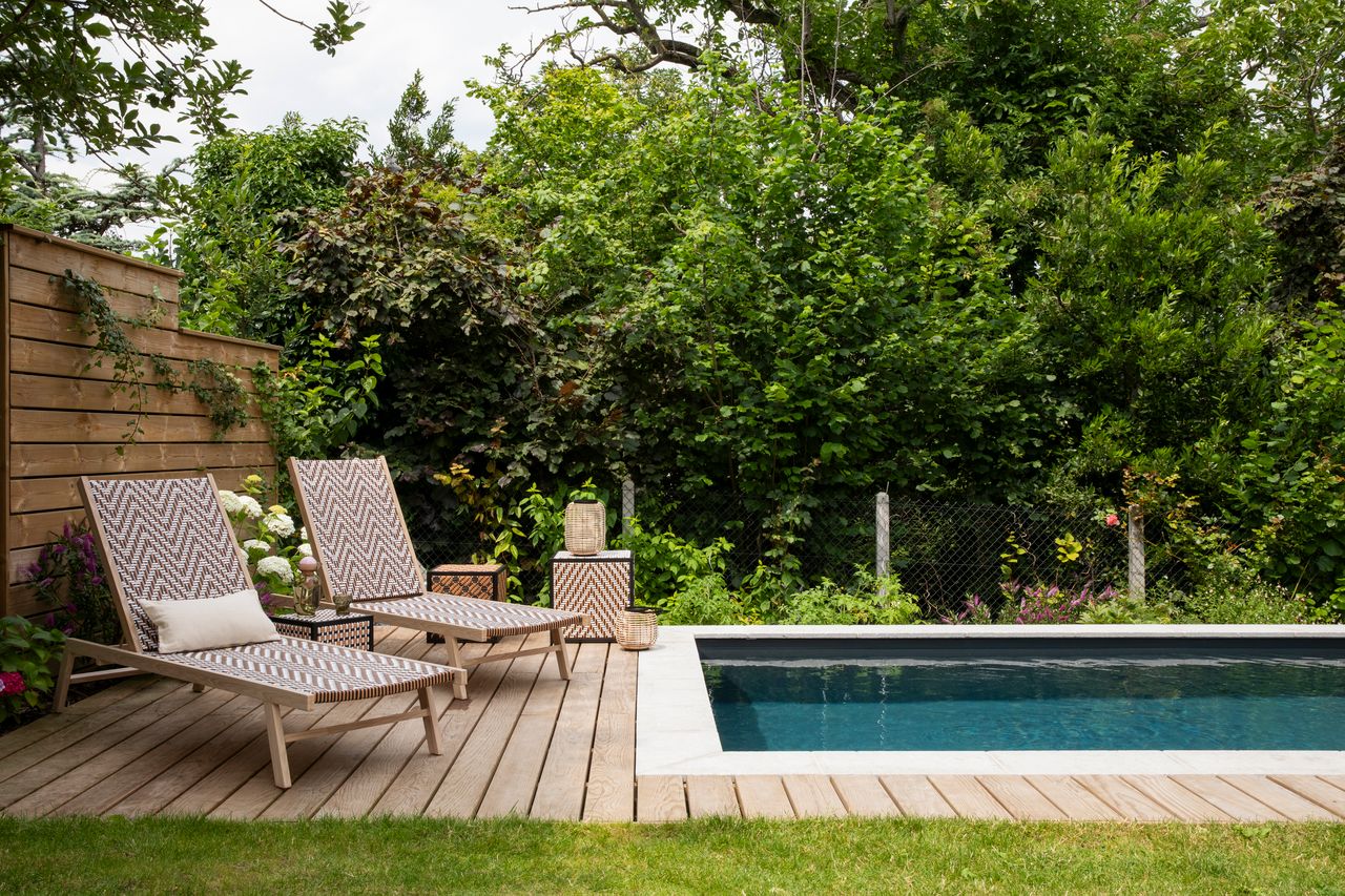 jardin avec piscine maison années 30 rénovée près de Paris par Camille Hermand Photo : ©Pauline Legoff