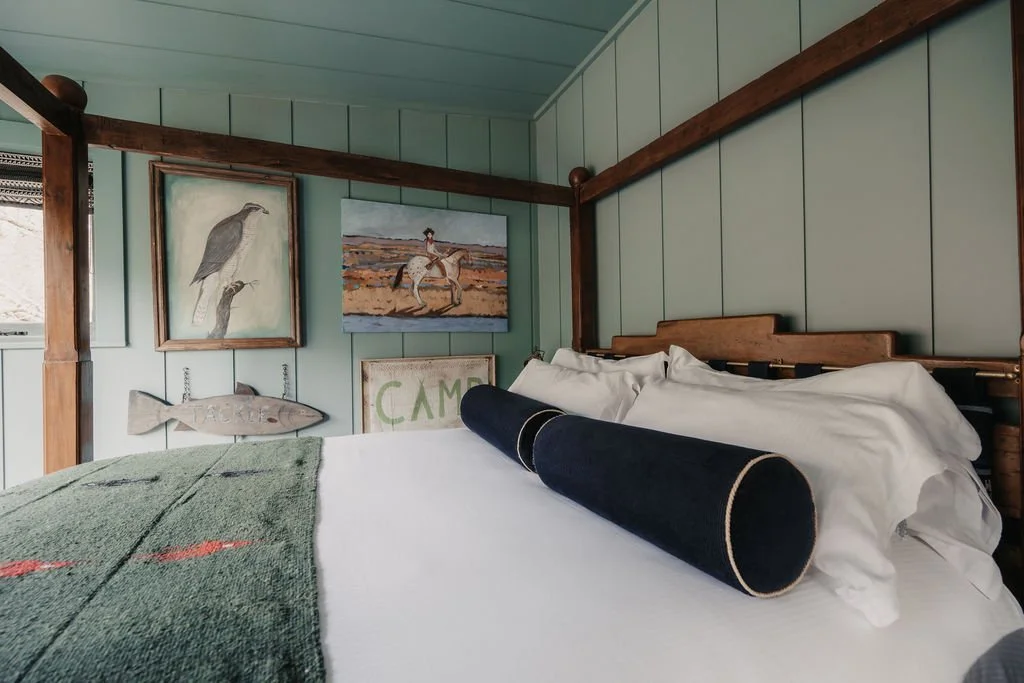 chambre lit à baldaquin en bois décoration rustique chic sombre petite maison anglaise UKAI par HÁM Interiors