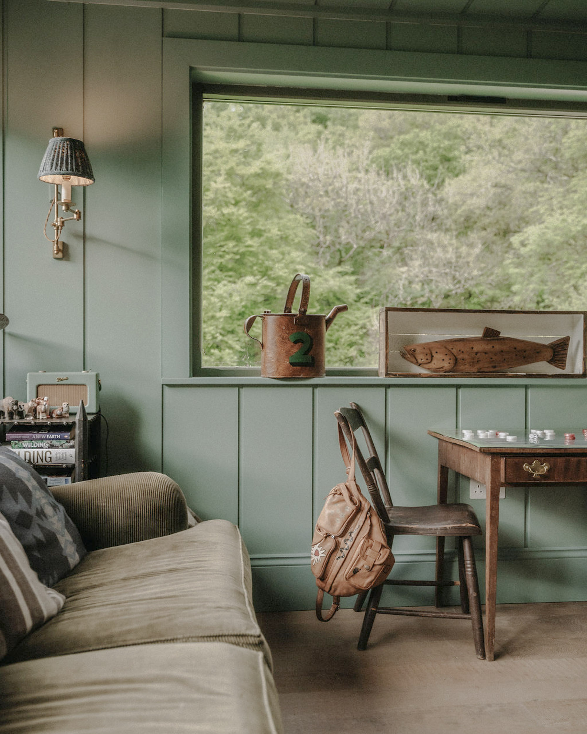 salon décoration rustique chic sombre petite maison anglaise UKAI par HÁM Interiors