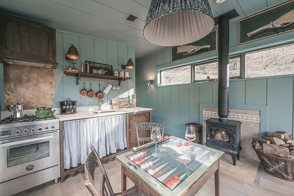 cuisine ouverte décoration rustique chic sombre petite maison anglaise UKAI par HÁM Interiors