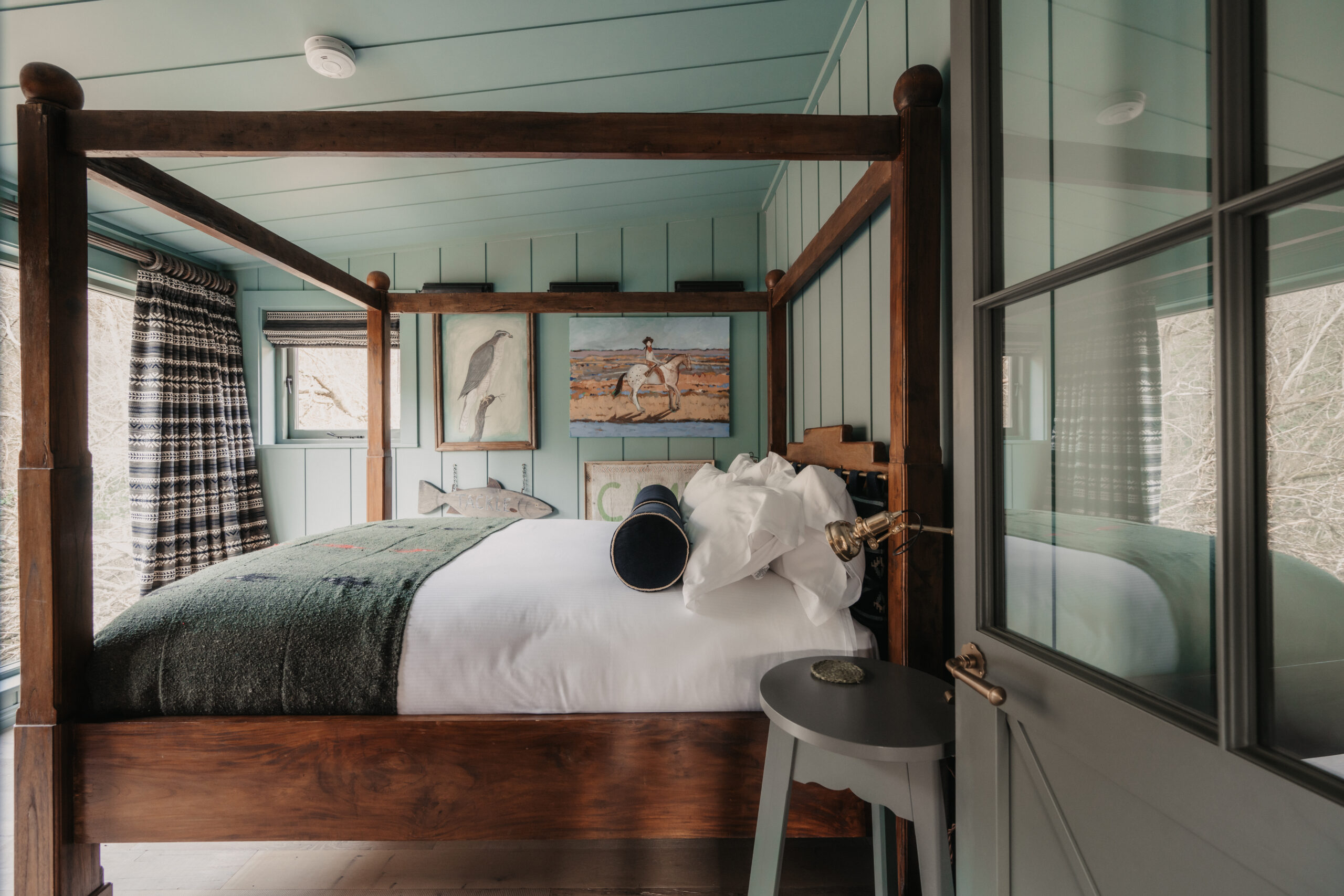 chambre lit à baldaquin en bois décoration rustique chic sombre petite maison anglaise UKAI par HÁM Interiors