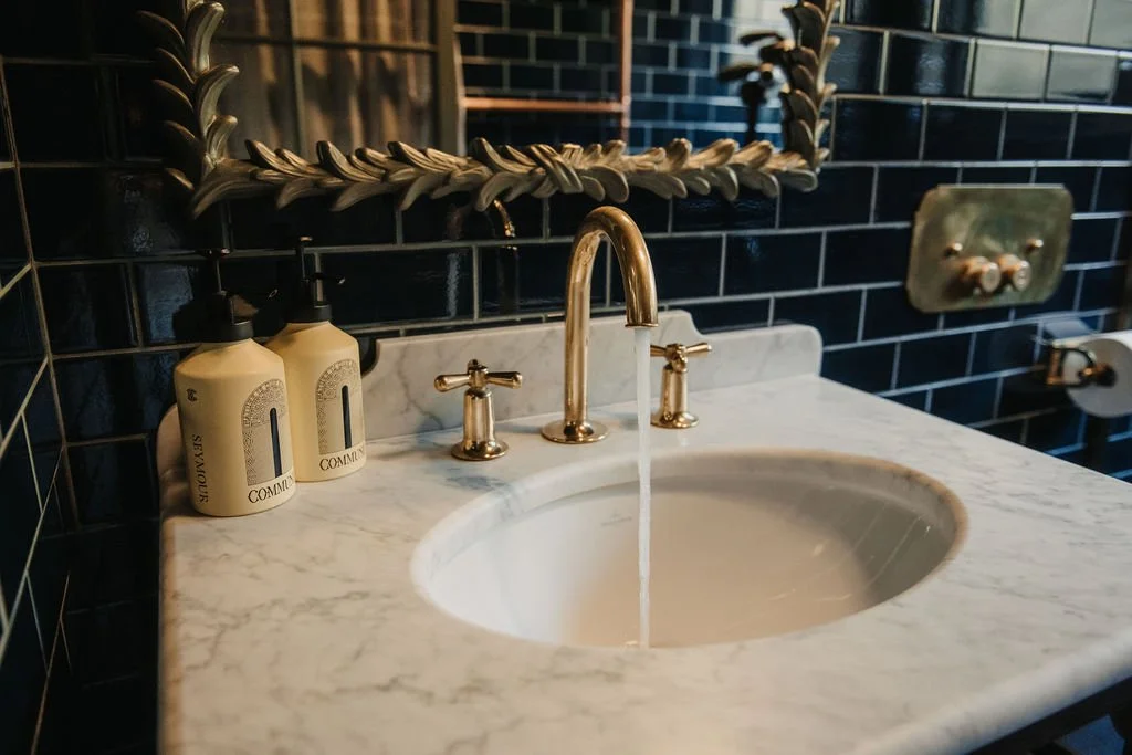 salle de bain carrelage vert décoration classique chic petite maison anglaise UKAI par HÁM Interiors