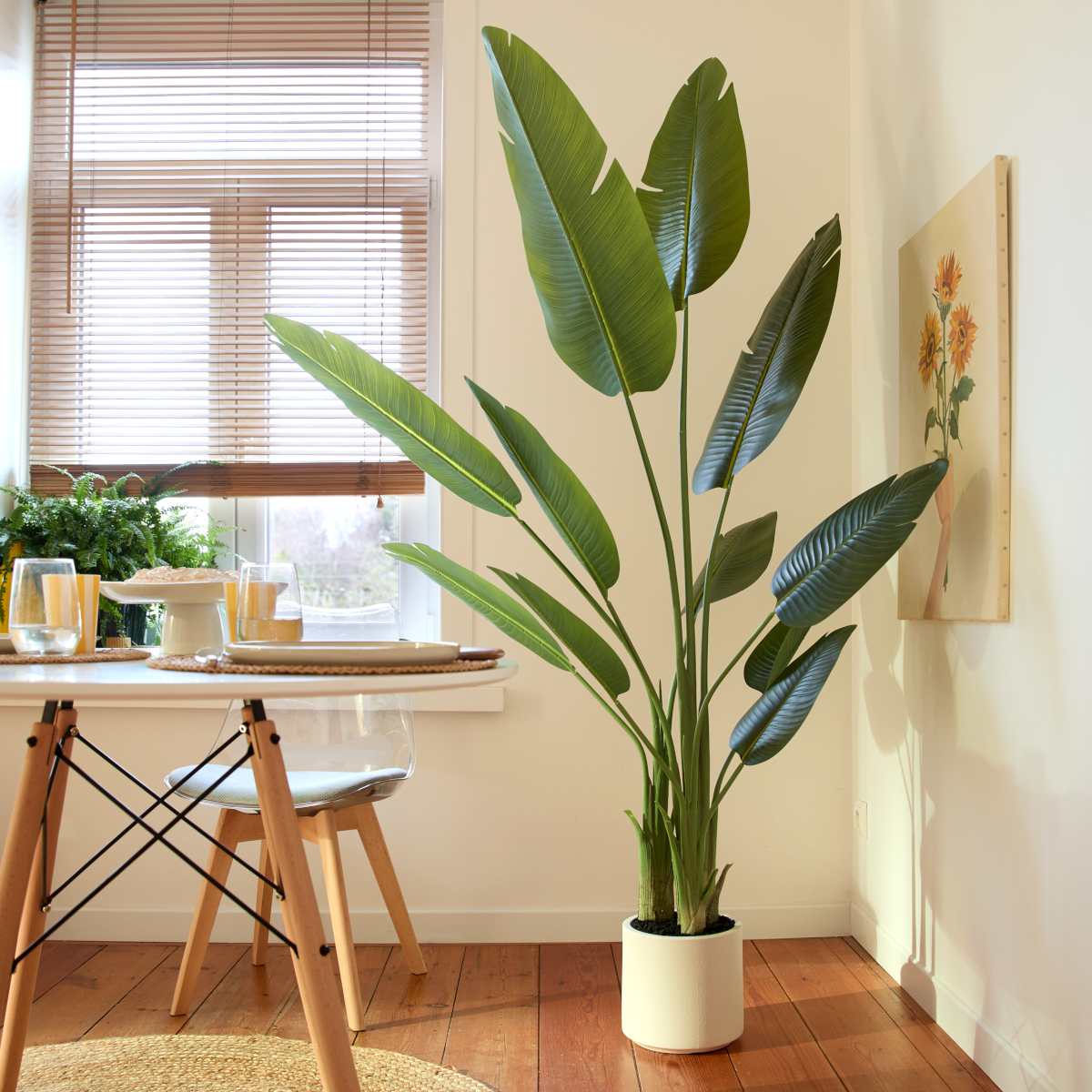 salle à manger BUT avec fausse plante 