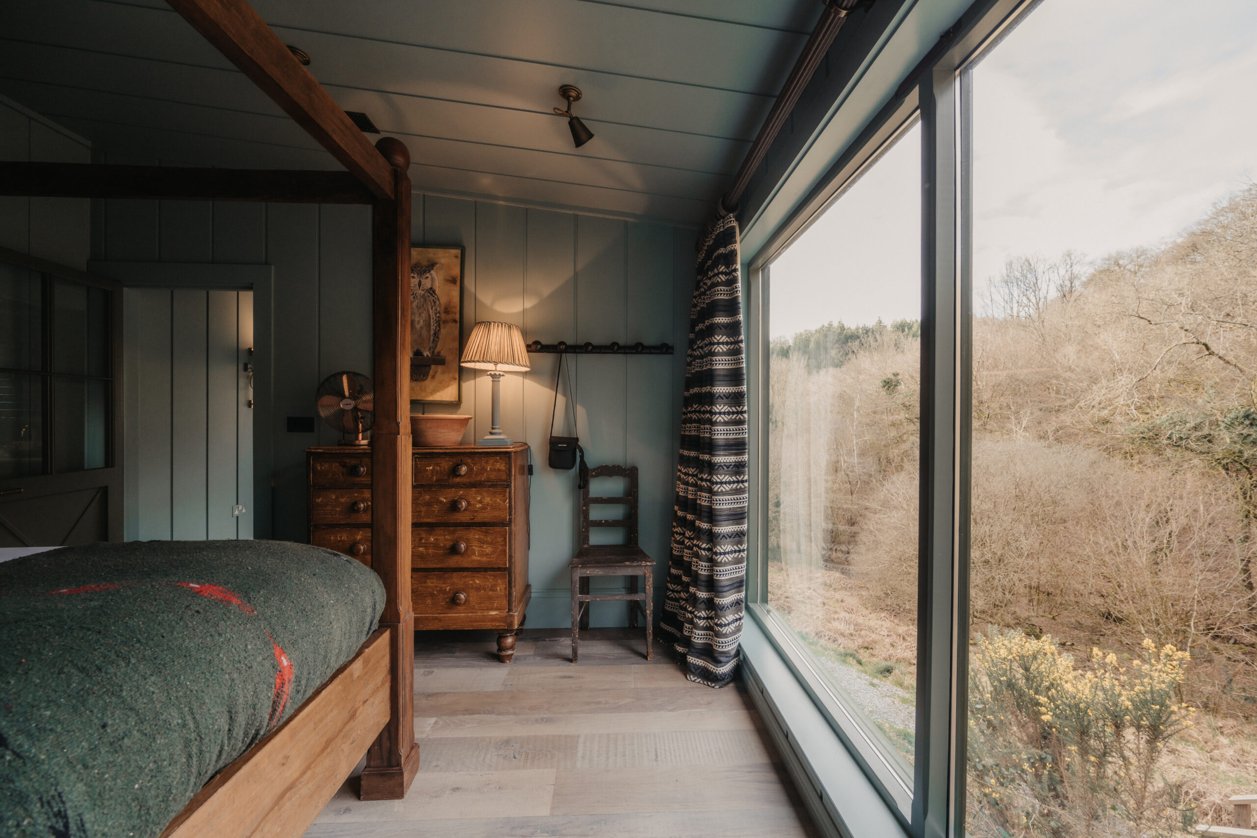chambre lit à baldaquin en bois décoration rustique chic sombre petite maison anglaise UKAI par HÁM Interiors