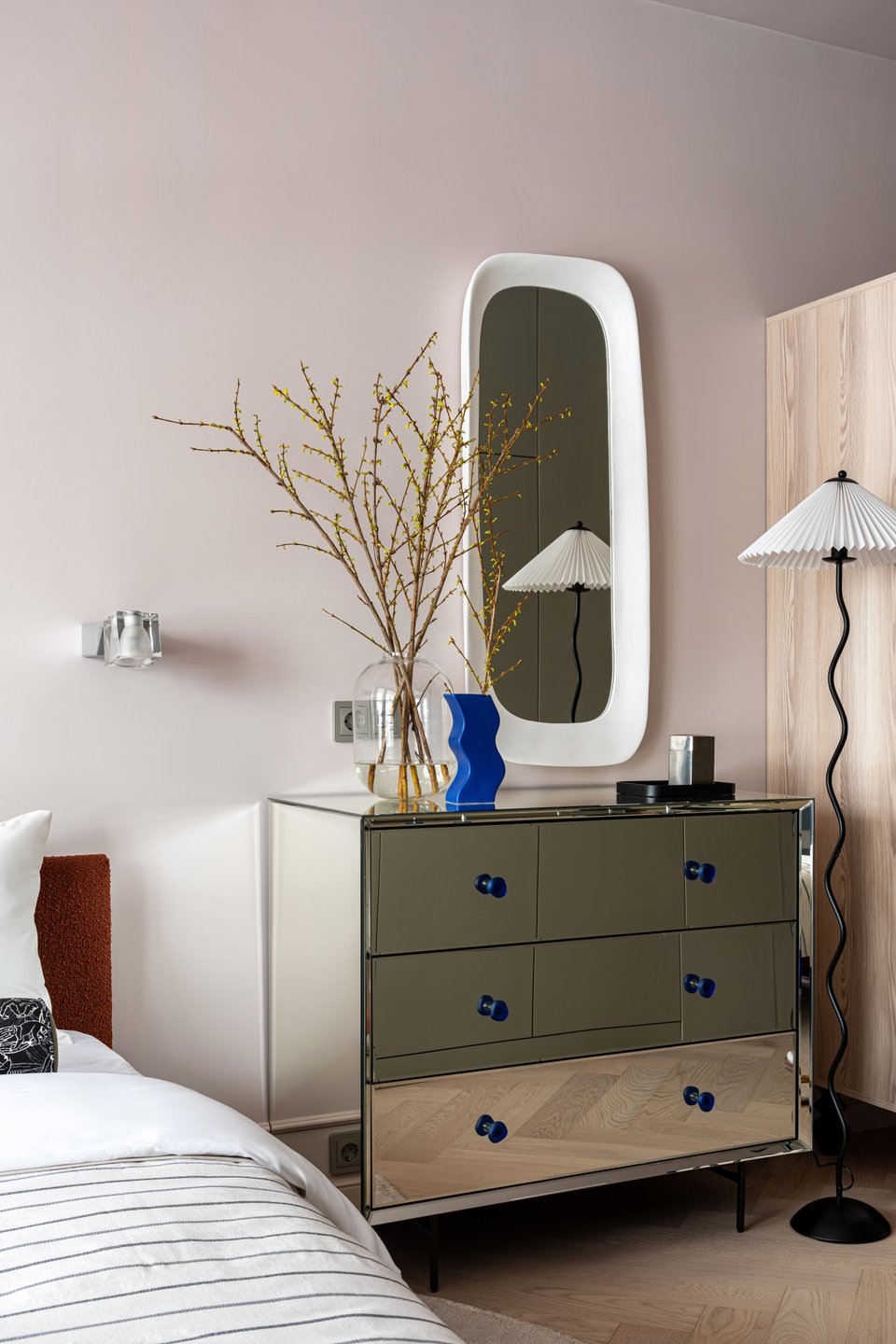 chambre avec commode miroir