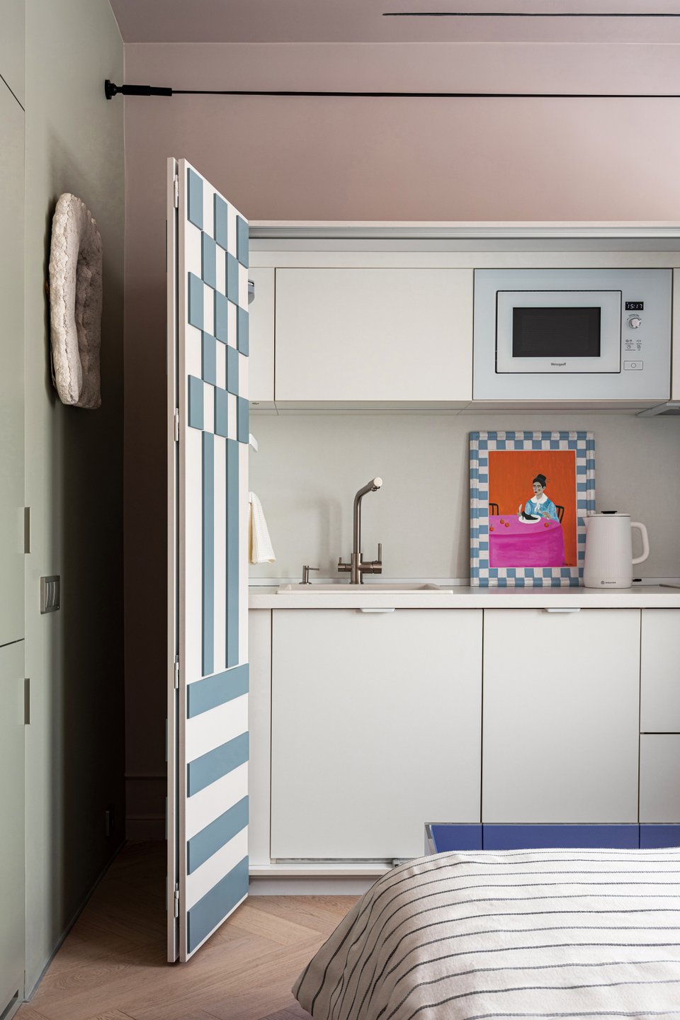studio 21m2 avec cuisine cachée derrière portes