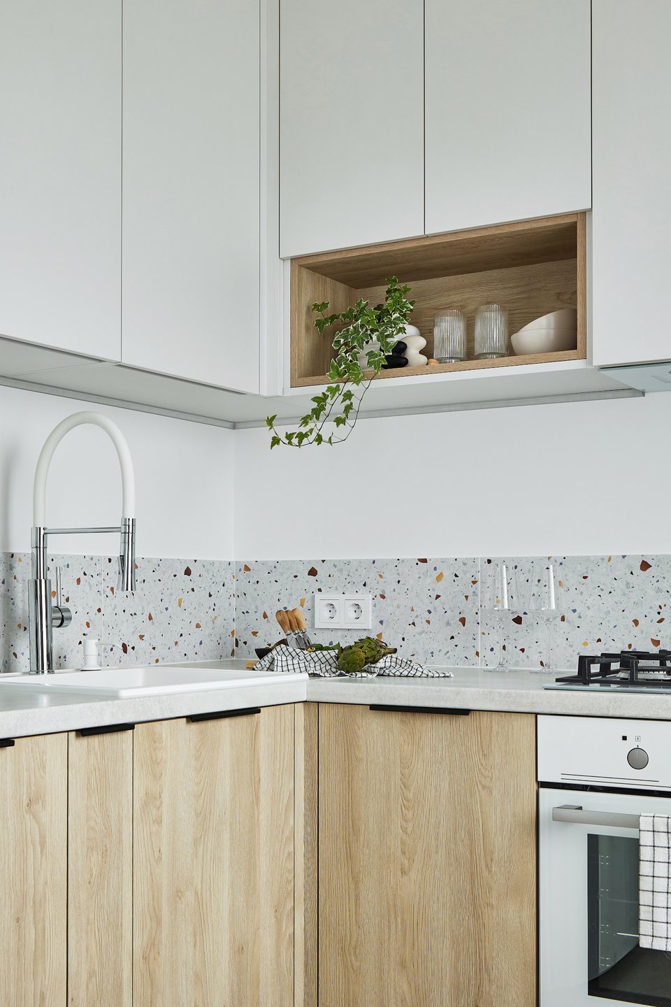 cuisine bois blanc et terrazzo décoration contemporaine appartement de 42m2 cuisine bois blanc et terrazzo décoration contemporaine appartement de 42m2