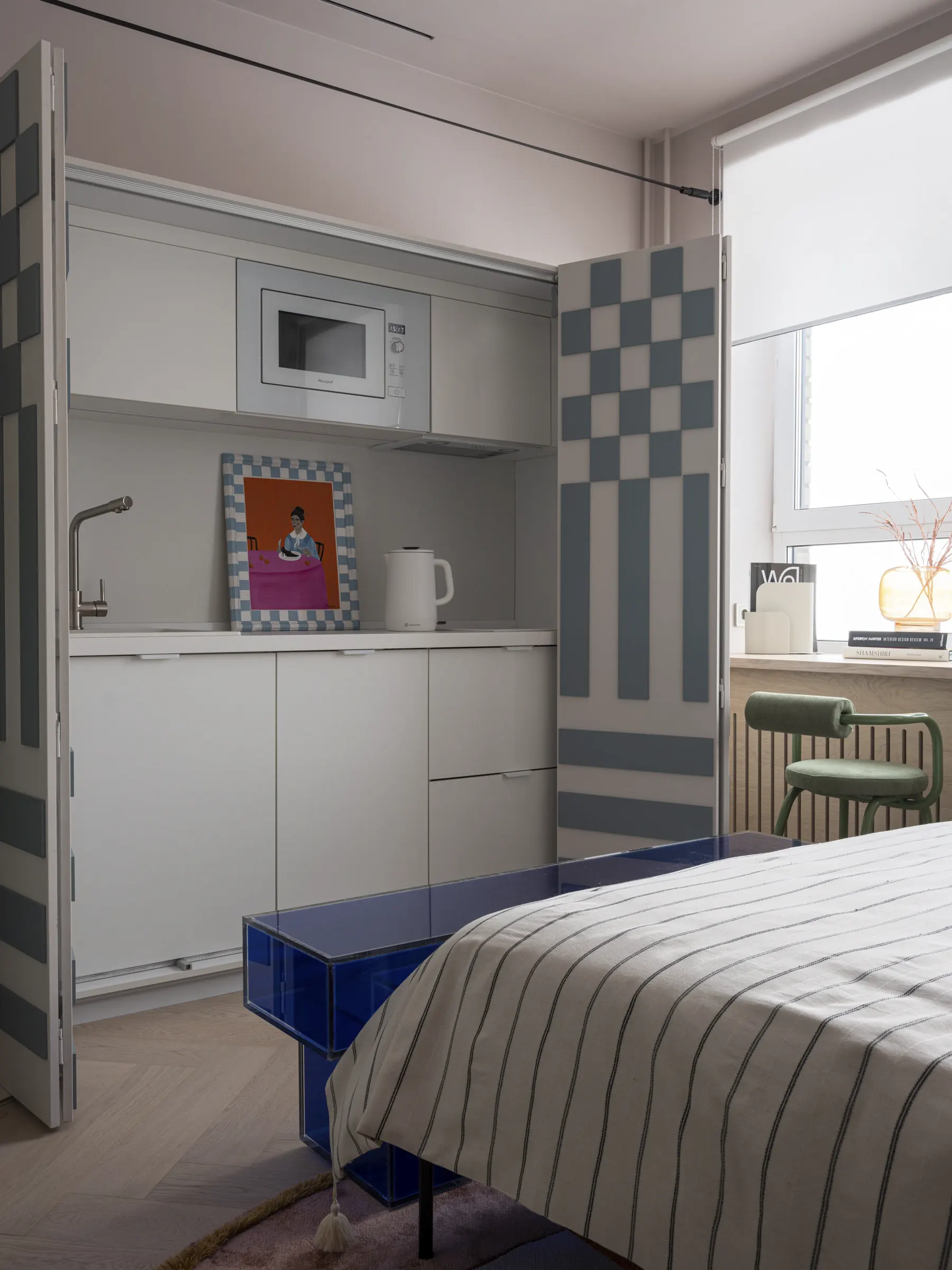 cuisine cachée derrière portes dans un studio 21m2