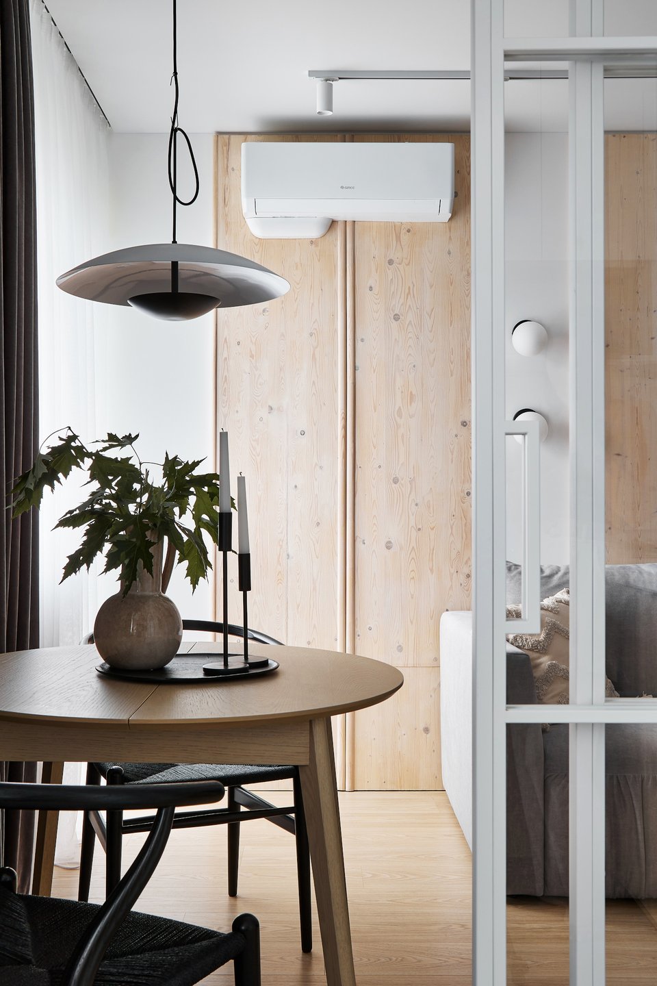 salon et salle à manger avec verrière blanche décoration contemporaine appartement de 42m2 salon et salle à manger avec verrière blanche décoration contemporaine appartement de 42m2