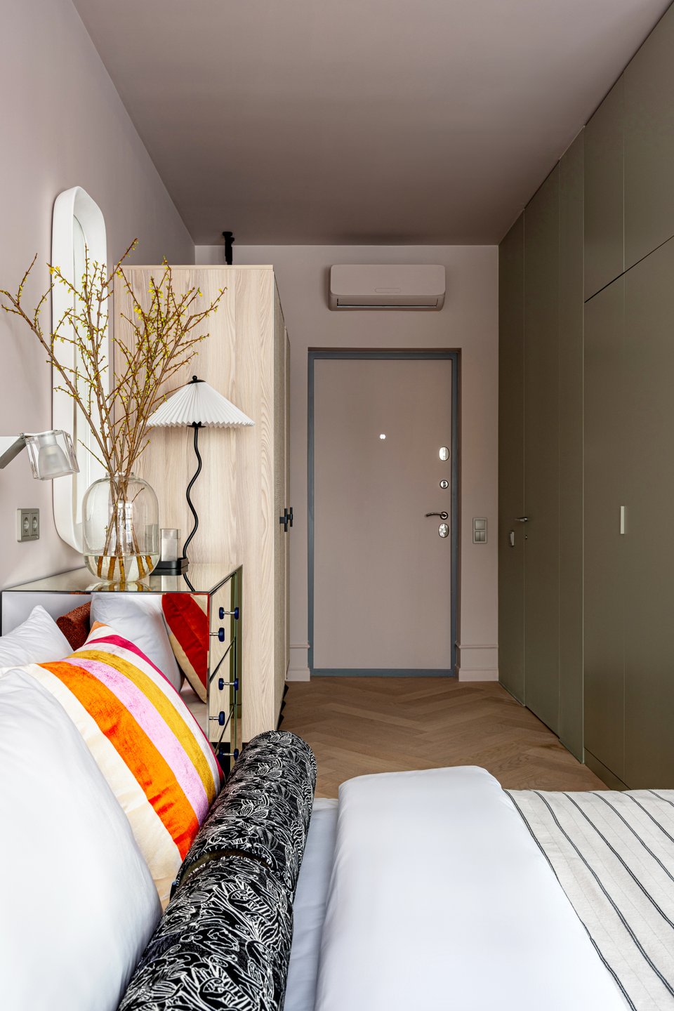 entrée et chambre studio 21m2 avec cuisine cachée derrière portes décoration contemporaine