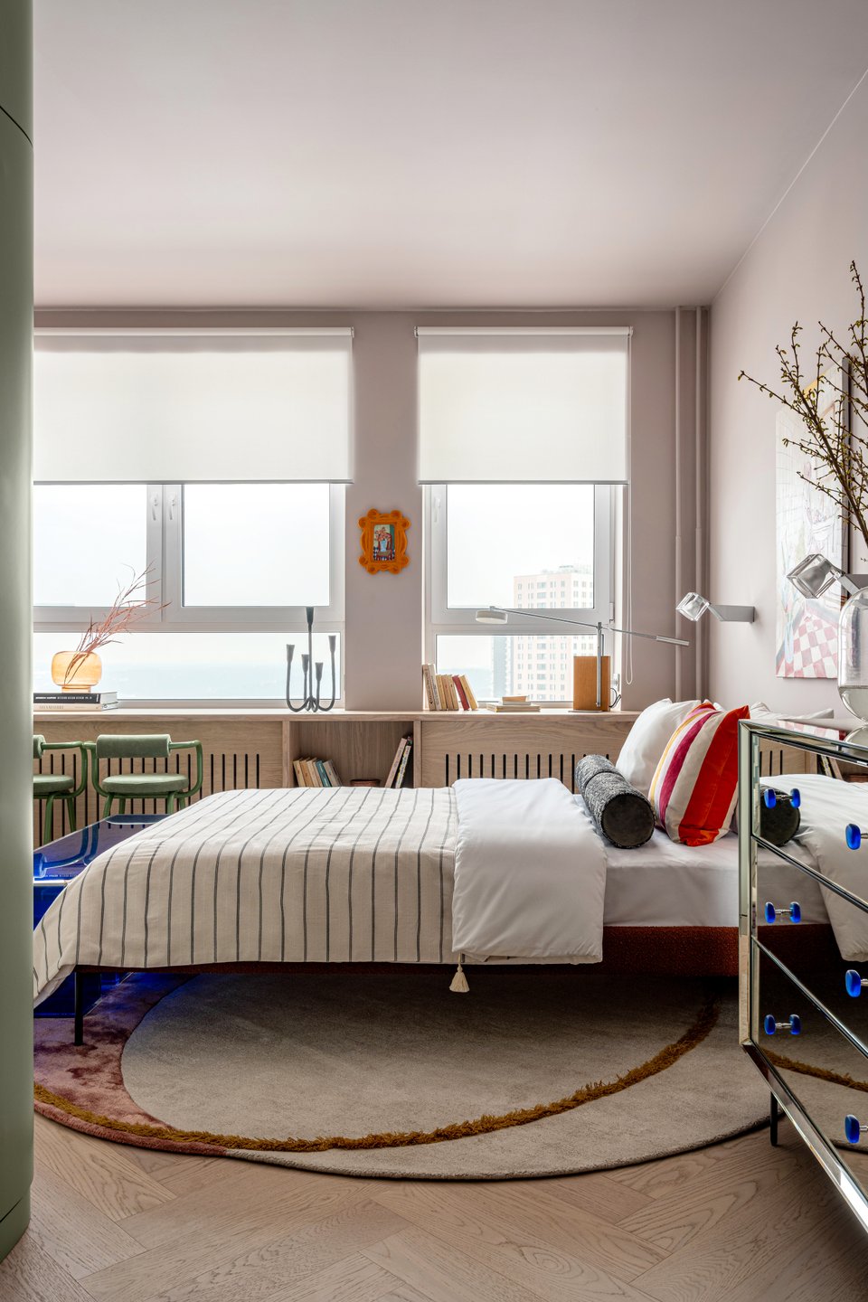 chambre studio 21m2 avec cuisine cachée derrière portes décoration contemporaine
