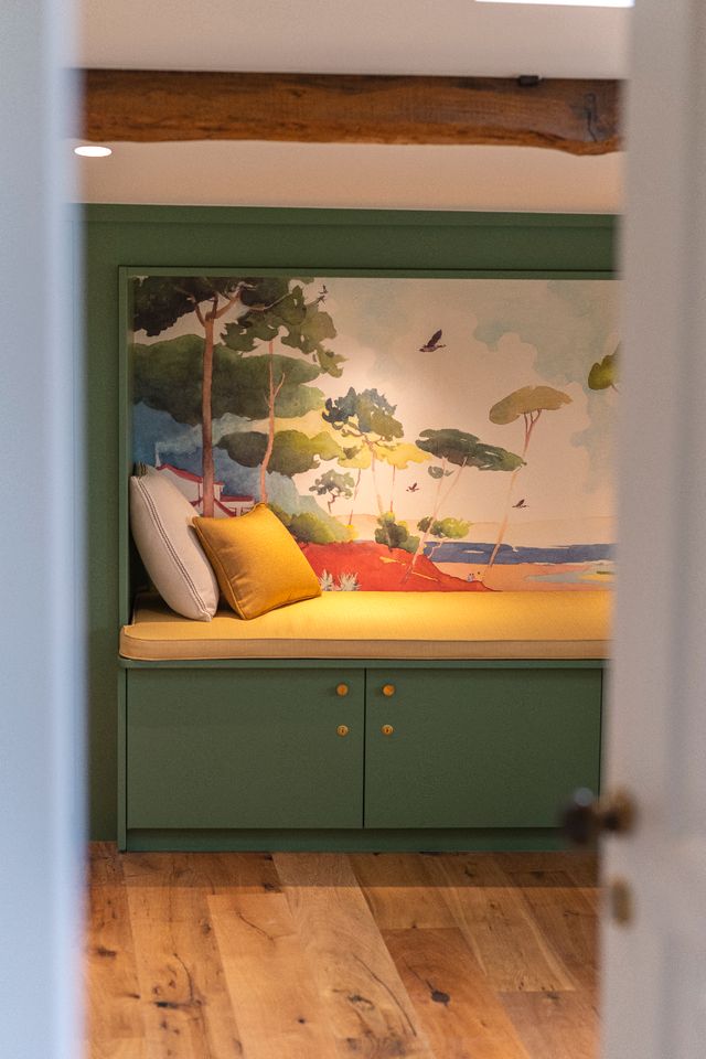 chambre papier-peint panoramique Isidore Leroy, décoration rustique chic petite maison en pierre de 60m2 La Maison Cardinale Saint-Emilion Photo: ©Studio Prigent Bordeaux