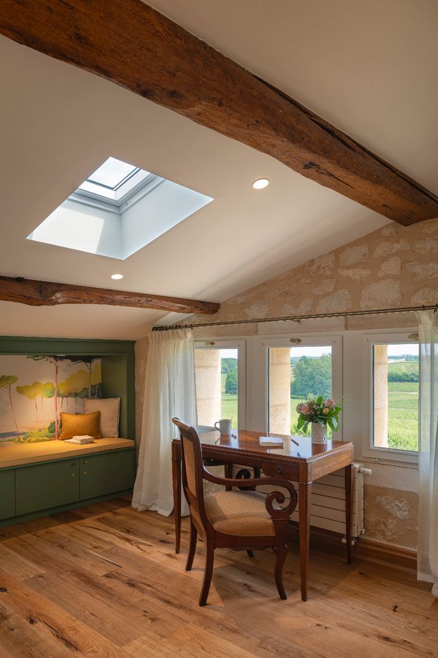 chambre papier-peint panoramique Isidore Leroy, décoration rustique chic petite maison en pierre de 60m2 La Maison Cardinale Saint-Emilion Photo: ©Studio Prigent Bordeaux