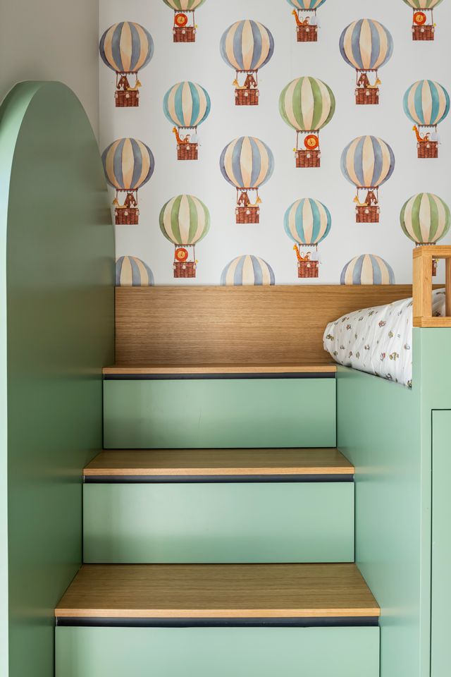 chambre enfant papier-peint mongolfière décoration contemporaine appartement haussmannien de 107m2 Paris rénovation par d'Ussel & Decoster Photo : ©Julien Pepy