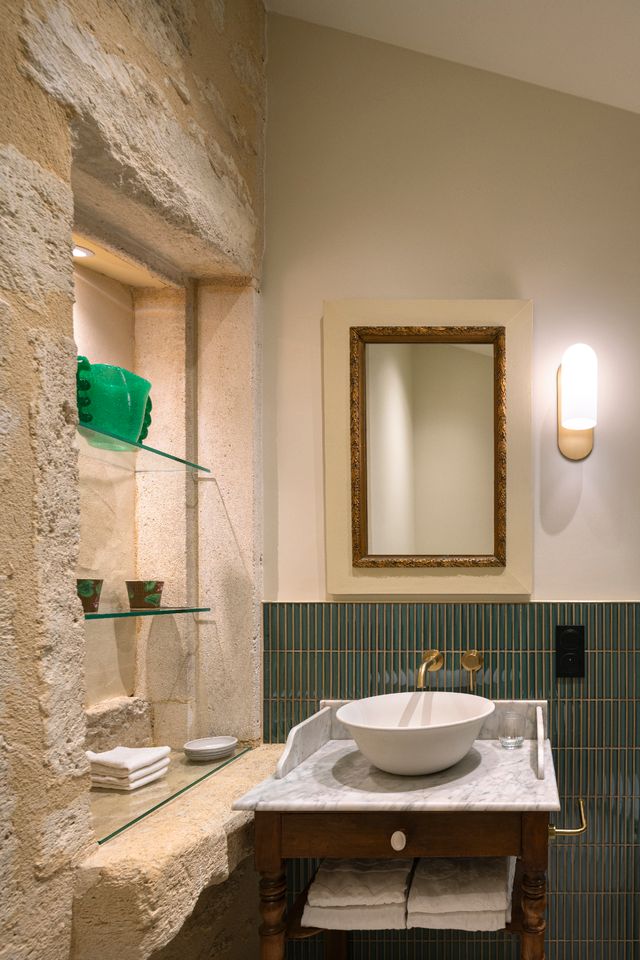 salle de bain verte décoration rustique chic petite maison en pierre de 60m2 La Maison Cardinale Saint-Emilion Photo: ©Studio Prigent Bordeaux