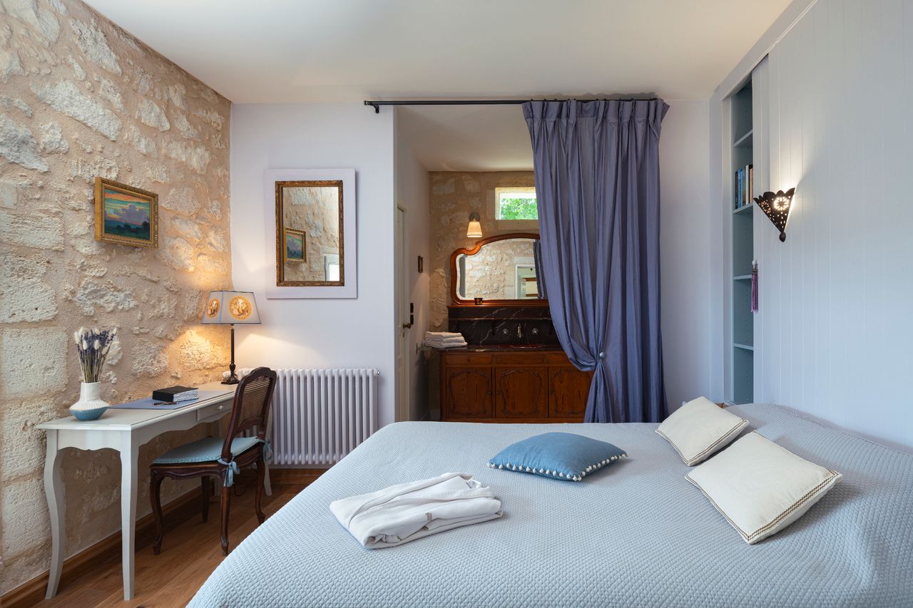 chambre bleu lavande décoration rustique chic petite maison en pierre de 60m2 La Maison Cardinale Saint-Emilion Photo: ©Studio Prigent Bordeaux