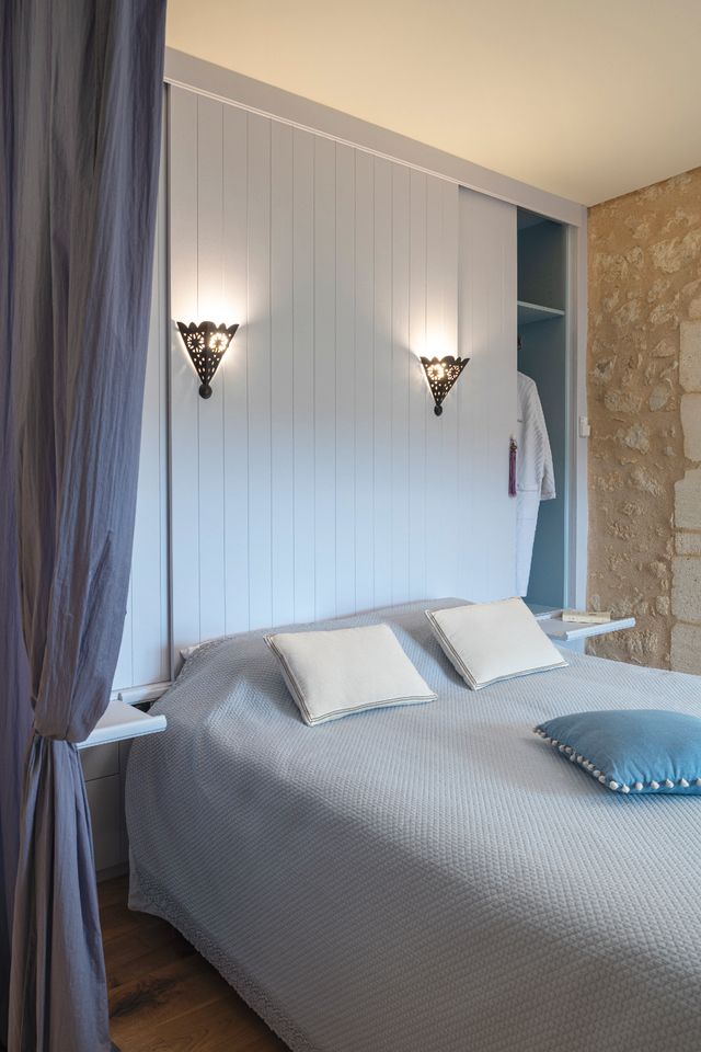 chambre bleu lavande décoration rustique chic petite maison en pierre de 60m2 La Maison Cardinale Saint-Emilion Photo: ©Studio Prigent Bordeaux