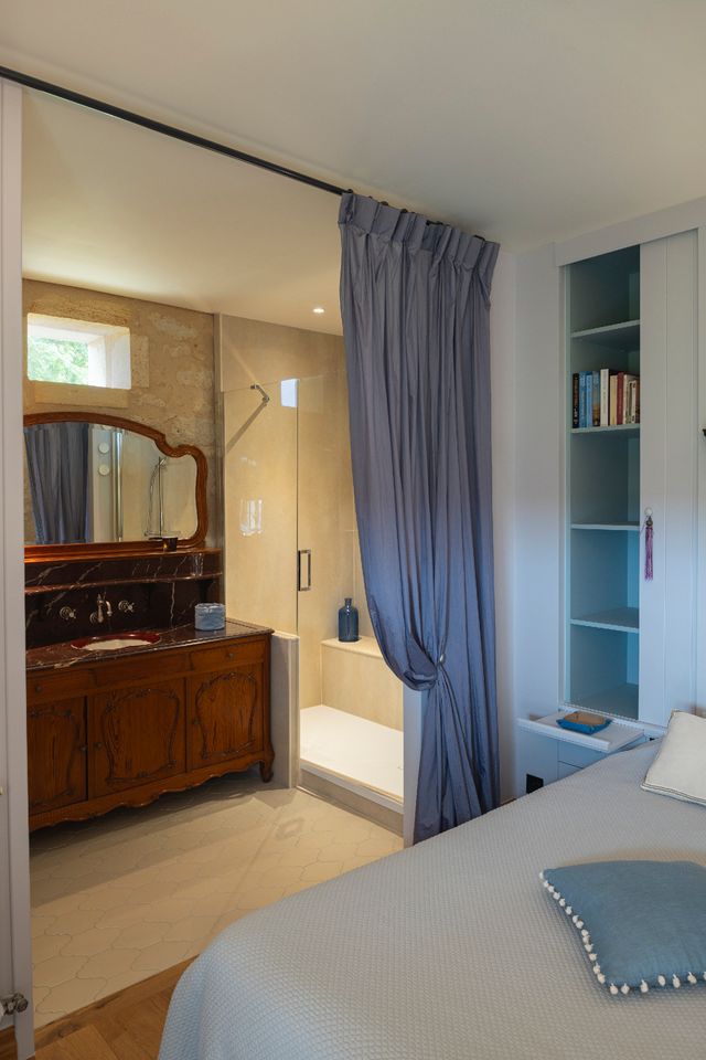 chambre bleu lavande avec salle de bain décoration rustique chic petite maison en pierre de 60m2 La Maison Cardinale Saint-Emilion Photo: ©Studio Prigent Bordeaux