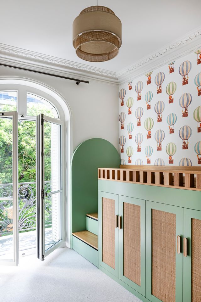 chambre enfant papier-peint mongolfière décoration contemporaine appartement haussmannien de 107m2 Paris rénovation par d'Ussel & Decoster Photo : ©Julien Pepy