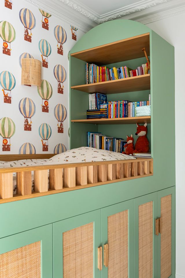 chambre enfant papier-peint mongolfière décoration contemporaine appartement haussmannien de 107m2 Paris rénovation par d'Ussel & Decoster Photo : ©Julien Pepy