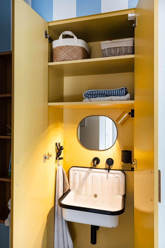 cabinet de toilette jaune caché dans placard appartement haussmannien de 107m2 Paris rénovation par d'Ussel & Decoster Photo : ©Julien Pepy