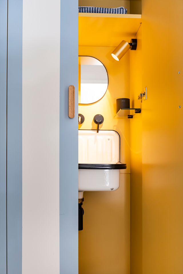 cabinet de toilette jaune caché dans placard appartement haussmannien de 107m2 Paris rénovation par d'Ussel & Decoster Photo : ©Julien Pepy