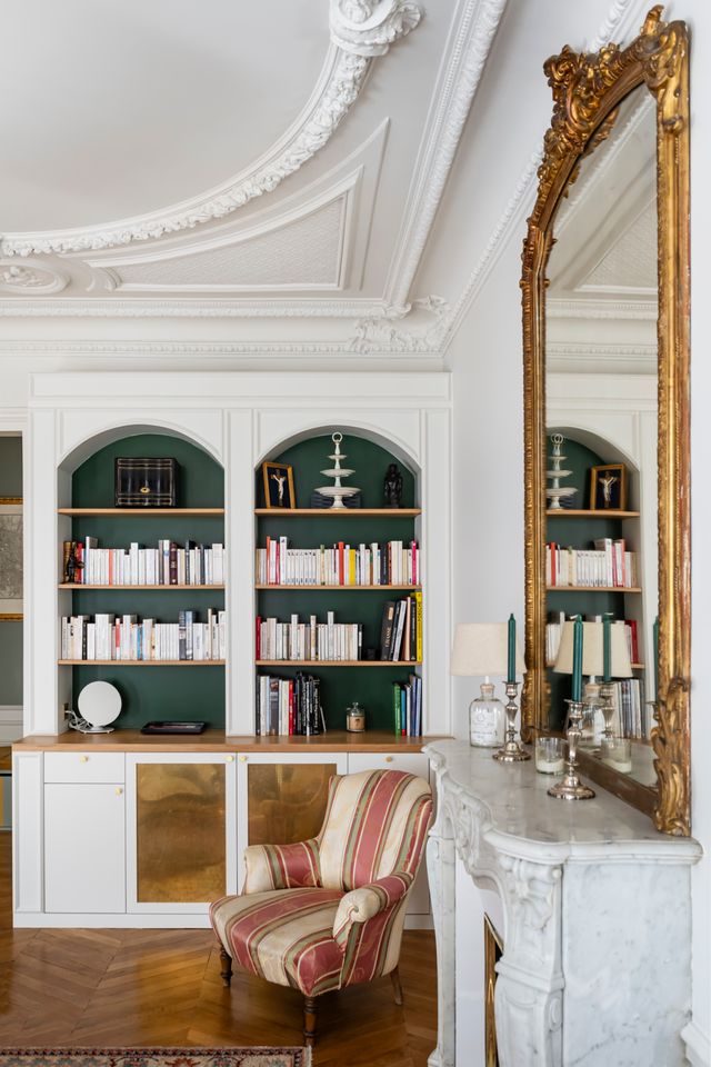 salon avec moulures et cheminée ancienne, parquet point de Hongrie, décoration contemporaine appartement haussmannien de 107m2 Paris rénovation par d'Ussel & Decoster Photo : ©Julien Pepy