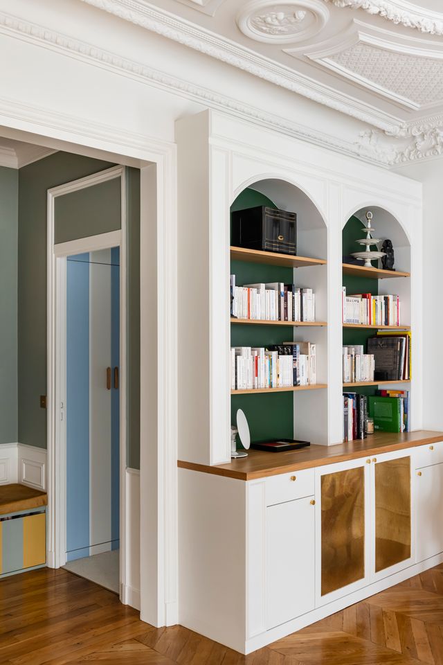 salon avec moulures et bibliothèque sur mesure, parquet point de Hongrie, décoration contemporaine appartement haussmannien de 107m2 Paris rénovation par d'Ussel & Decoster Photo : ©Julien Pepy