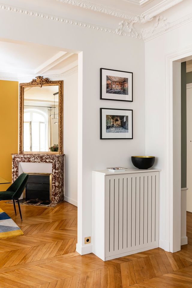 entrée et salle à manger avec moulures et cheminée ancienne, parquet point de Hongrie, décoration contemporaine appartement haussmannien de 107m2 Paris rénovation par d'Ussel & Decoster Photo : ©Julien Pepy