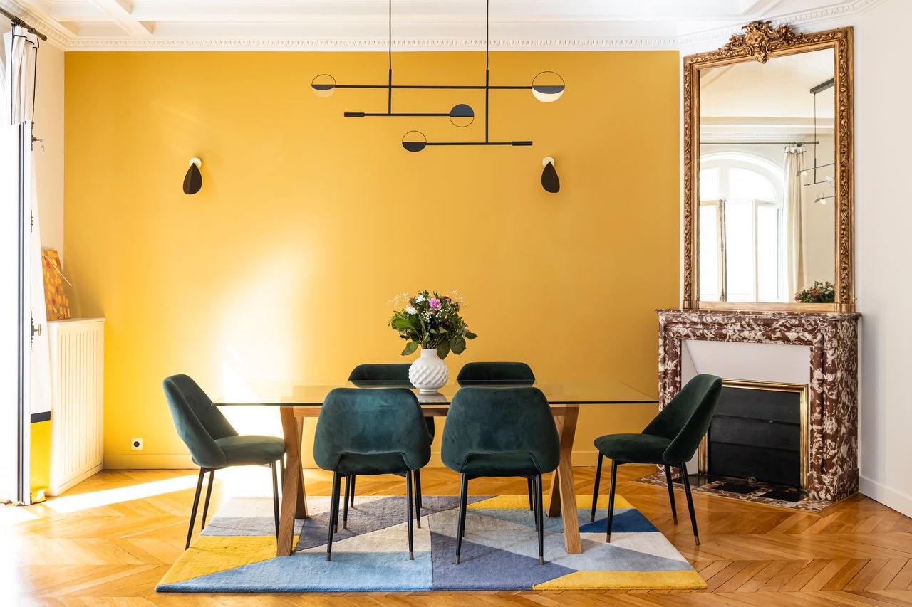 salle à manger avec moulures et cheminée ancienne, parquet point de Hongrie, décoration contemporaine appartement haussmannien de 107m2 Paris rénovation par d'Ussel & Decoster Photo : ©Julien Pepy