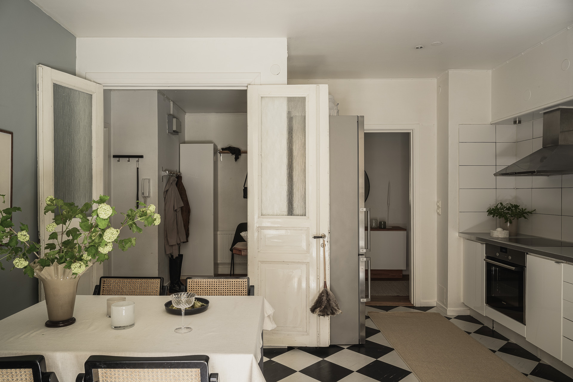 cuisine avec sol à damier et balcon décoration scandinave