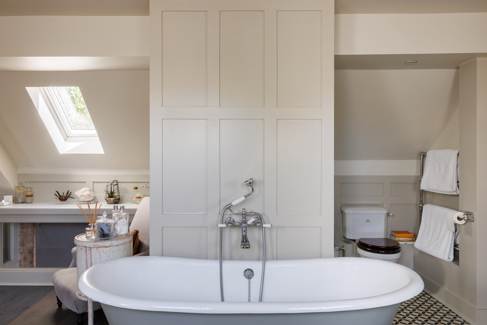 salle de bain sous combles décoration contemporaine et vintage