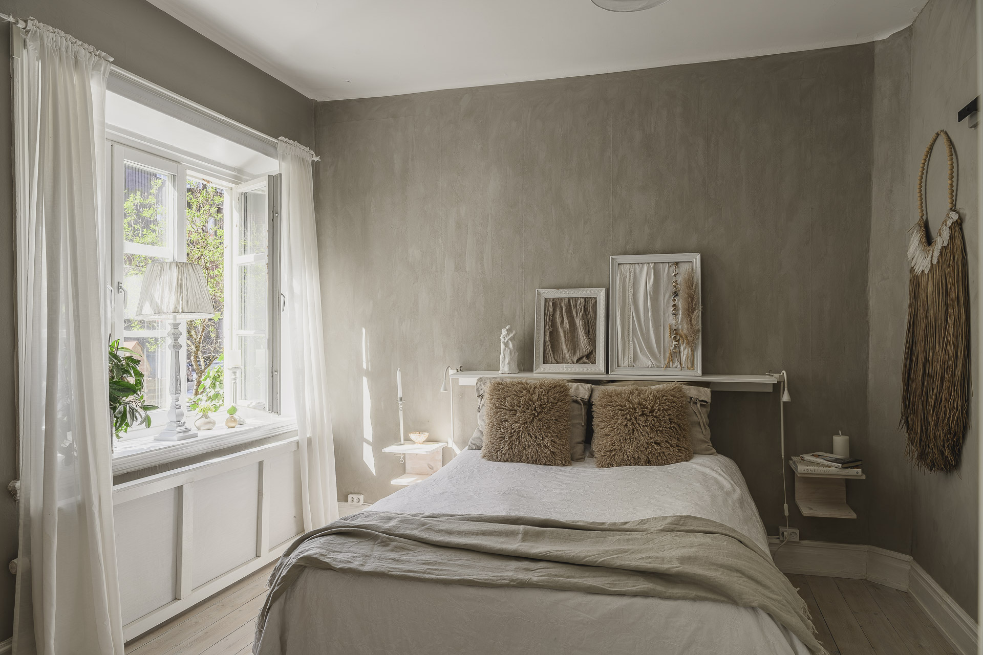 chambre murs enduits décoration scandinave beige avec verrière blanche